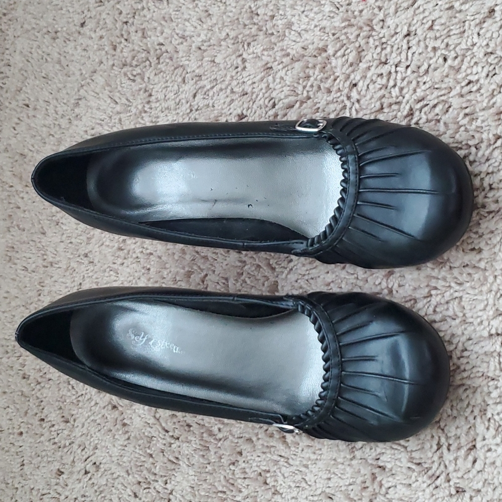 Size 7.5 black heals